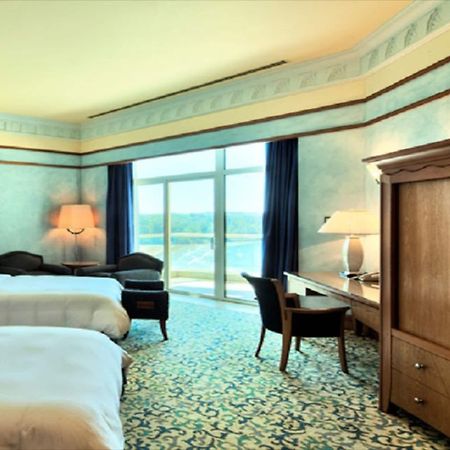Empire Hotel And Country Club Brunei บันดาร์เสรีเบกาวัน ภายนอก รูปภาพ
