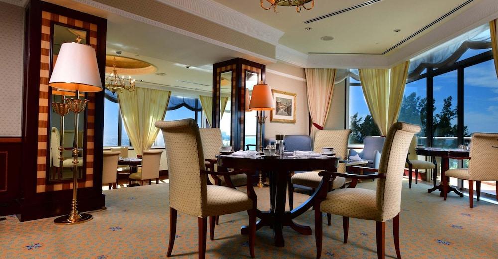 Empire Hotel And Country Club Brunei บันดาร์เสรีเบกาวัน ภายนอก รูปภาพ